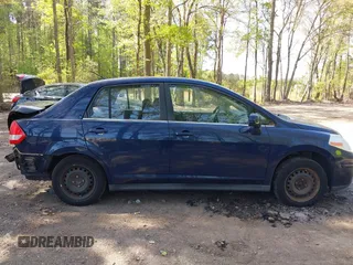 2008 Nissan Versa S z VIN 3N1BC11E08L459840, wystawiony jako IAAI lot #42070824 z przebiegiem 38 686 mil mil oraz . Historia ofert i sprzedaży dostępna na DreamBid. Obrazek 13.