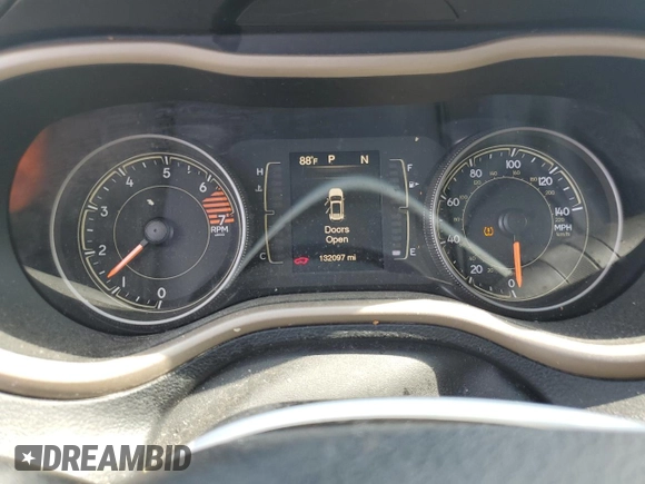 2017 Jeep Cherokee Sport z VIN 1C4PJLABXHW668362, wystawiony jako Copart lot #56319185 z przebiegiem 132 097 mil mil oraz Szkoda całkowita • Salvage title. Historia ofert i sprzedaży dostępna na DreamBid. Obrazek 9.