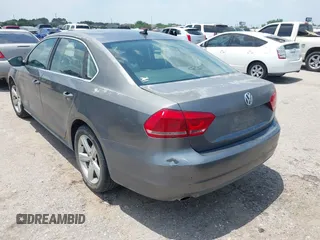 2012 Volkswagen Passat SE z VIN 1VWBP7A33CC040949, wystawiony jako IAAI lot #42306574 z przebiegiem 177 773 mil mil oraz . Historia ofert i sprzedaży dostępna na DreamBid. Obrazek 3.