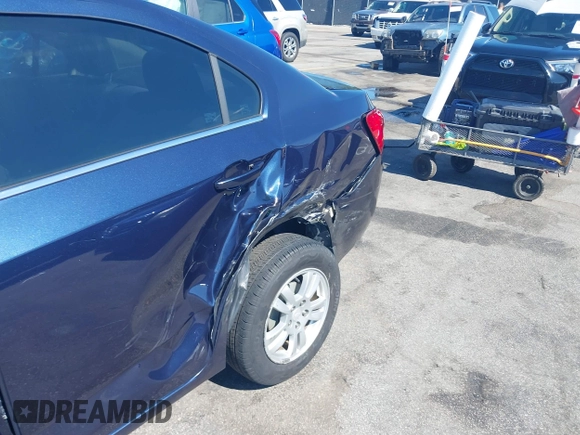 2015 Chevrolet Sonic LT z VIN 1G1JC5SB5F4177676, wystawiony jako IAAI lot #42230662 z przebiegiem 155 884 mil mil oraz . Historia ofert i sprzedaży dostępna na DreamBid. Obrazek 17.