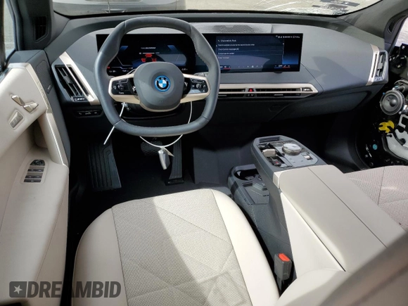2025 BMW iX xDrive50 z VIN WB523CF06SCT06612, wystawiony jako Copart lot #47318365 z przebiegiem 2 297 mil mil oraz Szkoda całkowita • Salvage title. Historia ofert i sprzedaży dostępna na DreamBid. Obrazek 8.