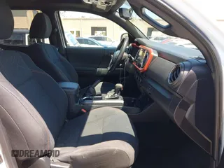 2017 Toyota Tacoma SR5 z VIN 3TMCZ5AN7HM095515, wystawiony jako IAAI lot #42150909 z przebiegiem 70 603 mil mil oraz . Historia ofert i sprzedaży dostępna na DreamBid. Obrazek 5.