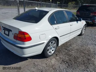 2005 BMW 3 Series 325i with VIN WBAAZ33415KP92369, listed as a IAAI auction lot 41828024 with 180,881 mi miles. Bid and sale history available at carsss.com. Image 4.