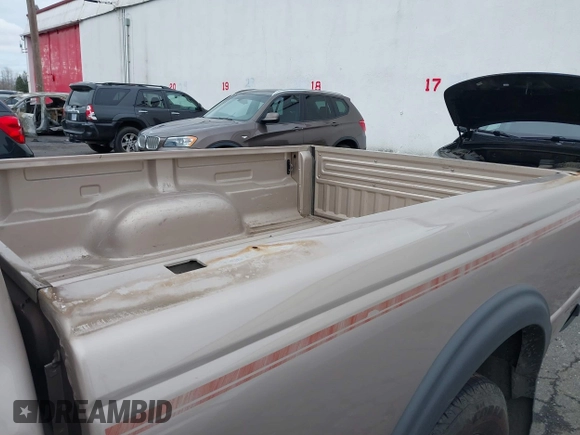 1998 Ford Ranger XL z VIN 1FTZR15X9WPA95795, wystawiony jako IAAI lot #41766181 z przebiegiem 351 532 mil mil oraz . Historia ofert i sprzedaży dostępna na DreamBid. Obrazek 6.