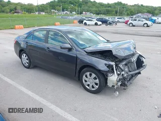 2011 Toyota Camry LE z VIN 4T1BF3EK7BU137608, wystawiony jako IAAI lot #42178215 z przebiegiem 150 007 mil mil oraz . Historia ofert i sprzedaży dostępna na DreamBid. Obrazek 1.