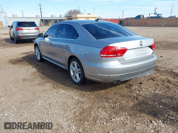 2014 Volkswagen Passat SEL Premium z VIN 1VWCN7A33EC013425, wystawiony jako IAAI lot #41381958 z przebiegiem 104 692 mil mil oraz . Historia ofert i sprzedaży dostępna na DreamBid. Obrazek 3.