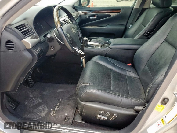 2013 Lexus LS 460 z VIN JTHBL5EF8D5119058, wystawiony jako Copart lot #56213275 z przebiegiem 159 151 mil mil oraz Szkoda całkowita • Salvage title. Historia ofert i sprzedaży dostępna na DreamBid. Obrazek 7.