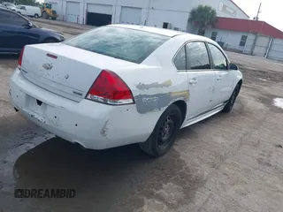 2013 Chevrolet Impala Police z VIN 2G1WD5E34D1257342, wystawiony jako IAAI lot #42228969 z przebiegiem 156 736 mil mil oraz . Historia ofert i sprzedaży dostępna na DreamBid. Obrazek 4.