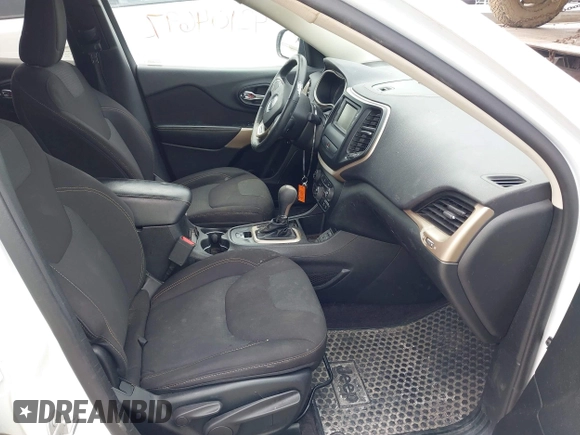 2017 Jeep Cherokee Latitude z VIN 1C4PJLCB4HD218750, wystawiony jako IAAI lot #42104697 z przebiegiem 153 708 mil mil oraz . Historia ofert i sprzedaży dostępna na DreamBid. Obrazek 5.