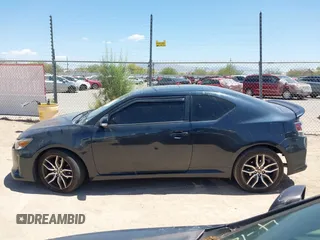 2015 Scion tC z VIN JTKJF5C74FJ003875, wystawiony jako IAAI lot #42184426 z przebiegiem 81 248 mil mil oraz . Historia ofert i sprzedaży dostępna na DreamBid. Obrazek 14.