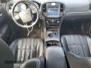 2014 Chrysler 300 S z VIN 2C3CCABGXEH373106, wystawiony jako Copart lot #56178895 z przebiegiem 100 064 mil mil oraz Szkoda całkowita • Salvage title. Historia ofert i sprzedaży dostępna na DreamBid. Obrazek 8.
