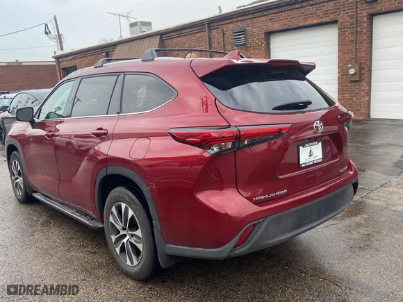 2022 Toyota Highlander XLE with VIN 5TDHZRBH5NS584772, listed as a Copart auction lot 51858845 with 63,157 mi miles and Clean Title. Bid and sale history available at carsss.com. Image 3.