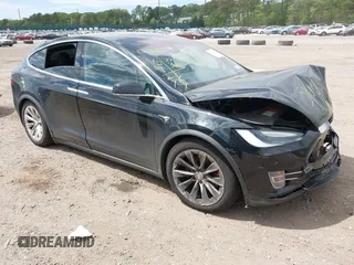 2017 Tesla Model X 90D z VIN 5YJXCAE2XHF048494, wystawiony jako IAAI lot #42301009 z przebiegiem 51 209 mil mil oraz . Historia ofert i sprzedaży dostępna na DreamBid. Obrazek 1.