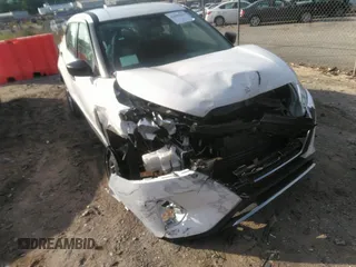 2022 Nissan Kicks S z VIN 3N1CP5BV7NL522054, wystawiony jako IAAI lot #42445264 z przebiegiem 42 648 mil mil oraz . Historia ofert i sprzedaży dostępna na DreamBid. Obrazek 6.