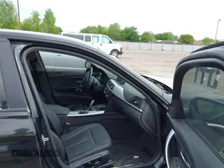 2013 BMW 3 Series 328i xDrive с VIN WBA3B5G51DNS00364, выставлен на аукционе IAAI как лот 42256459 с пробегом 110 970 миль миль и . История ставок и продаж доступна на DreamBid. Изображение 5.