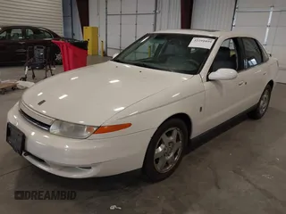 2002 Saturn LS z VIN 1G8JW54RX2Y581918, wystawiony jako IAAI lot #42291899 z przebiegiem 152 706 mil mil oraz . Historia ofert i sprzedaży dostępna na DreamBid. Obrazek 2.