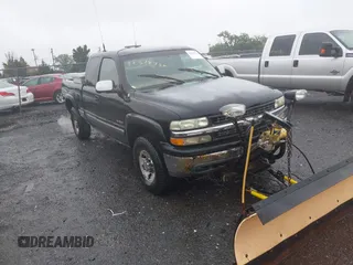 2000 Chevrolet Silverado 2500 LS z VIN 1GCGK29UXYE135561, wystawiony jako IAAI lot #42318334 z przebiegiem 286 967 mil mil oraz . Historia ofert i sprzedaży dostępna na DreamBid. Obrazek 1.