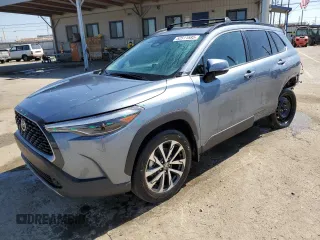 2023 Toyota Corolla Cross XLE z VIN 7MUDAAAG0PV063242, wystawiony jako Copart lot #52511585 z przebiegiem 10 695 mil mil oraz Szkody całkowita. Historia ofert i sprzedaży dostępna na DreamBid. Obrazek 1.