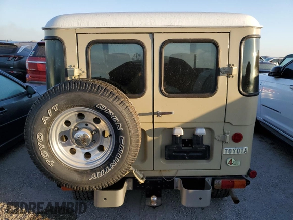 1977 Toyota Land Cruiser z VIN FJ40251338, wystawiony jako Copart lot #74954094 z przebiegiem 83 230 mil mil oraz Szkoda całkowita • Salvage title. Historia ofert i sprzedaży dostępna na DreamBid. Obrazek 6.