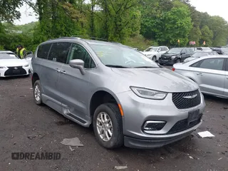 2021 Chrysler Pacifica Touring L z VIN 2C4RC1BG7MR591356, wystawiony jako IAAI lot #42256765 z przebiegiem 32 653 mil mil oraz . Historia ofert i sprzedaży dostępna na DreamBid. Obrazek 1.