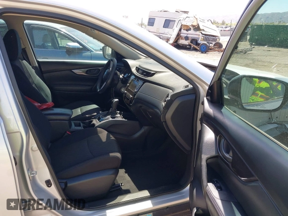 2020 Nissan Rogue S z VIN 5N1AT2MT9LC754458, wystawiony jako IAAI lot #42091440 z przebiegiem 102 338 mil mil oraz . Historia ofert i sprzedaży dostępna na DreamBid. Obrazek 5.