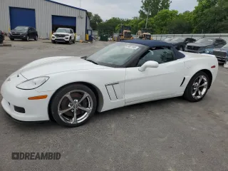 2013 Chevrolet Corvette z VIN 1G1Y43DW5D5107909, wystawiony jako Copart lot #59931965 z przebiegiem 6 893 mil mil oraz Szkoda całkowita • Salvage title. Historia ofert i sprzedaży dostępna na DreamBid. Obrazek 1.