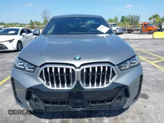 2025 BMW X6 xDrive40i z VIN 5UX33EX04S9X20728, wystawiony jako IAAI lot #42192580 z przebiegiem 22 906 mil mil oraz . Historia ofert i sprzedaży dostępna na DreamBid. Obrazek 12.