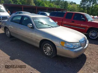2002 Lincoln Town Car Signature z VIN 1LNHM82W52Y625579, wystawiony jako IAAI lot #42015598 z przebiegiem 249 243 mil mil oraz . Historia ofert i sprzedaży dostępna na DreamBid. Obrazek 1.