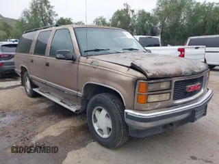 1995 GMC Suburban z VIN 1GKFK16K5SJ723038, wystawiony jako IAAI lot #41904397 z przebiegiem 142 082 mil mil oraz . Historia ofert i sprzedaży dostępna na DreamBid. Obrazek 1.