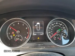 2018 Volkswagen Golf S z VIN 3VWH17AU1JM755809, wystawiony jako Copart lot #57363445 z przebiegiem 83 690 mil mil oraz Szkoda całkowita • Salvage title. Historia ofert i sprzedaży dostępna na DreamBid. Obrazek 9.