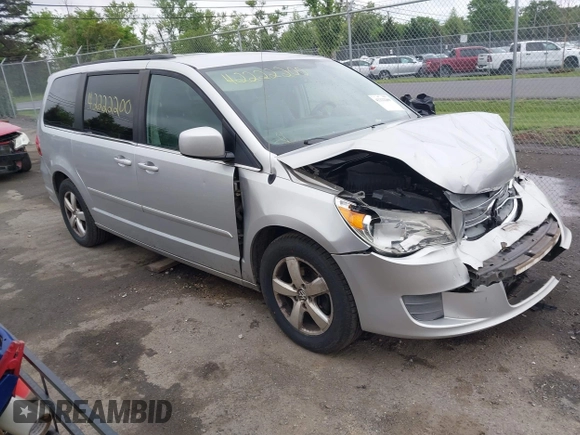 2011 Volkswagen Routan SE z VIN 2V4RW3DGXBR772583, wystawiony jako IAAI lot #42222200 z przebiegiem 213 724 mil mil oraz . Historia ofert i sprzedaży dostępna na DreamBid. Obrazek 1.