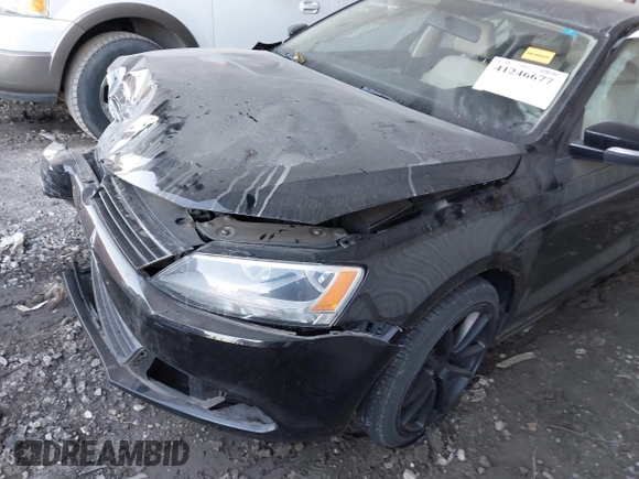 2014 Volkswagen Jetta Sedan SE w/Connectivity with VIN 3VWD07AJ4EM388319, listed as a IAAI auction lot 41246677 with 84,428 mi miles. Bid and sale history available at carsss.com. Image 6.
