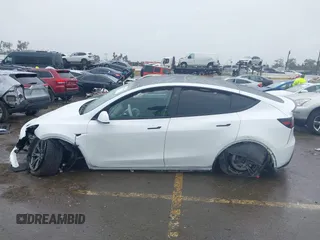 2024 Tesla Model Y Long Range z VIN 7SAYGDEEXRF230169, wystawiony jako IAAI lot #41723049 z przebiegiem Nie podano mil oraz . Historia ofert i sprzedaży dostępna na DreamBid. Obrazek 14.