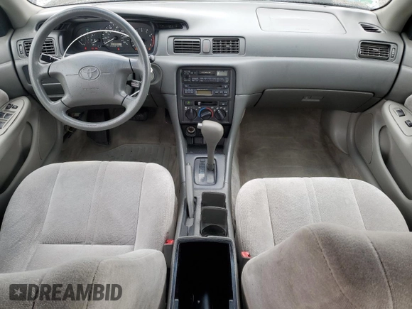 1997 Toyota Camry LE z VIN 4T1BG22K6VU106916, wystawiony jako Copart lot #56707935 z przebiegiem 235 517 mil mil oraz Szkoda całkowita • Salvage title. Historia ofert i sprzedaży dostępna na DreamBid. Obrazek 8.