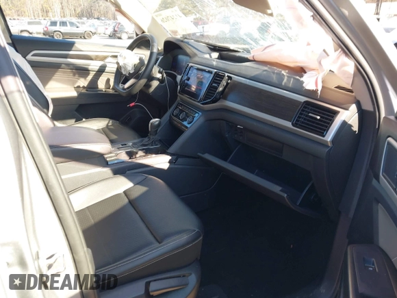 2022 Volkswagen Atlas SE z VIN 1V2JP2CA6NC502757, wystawiony jako IAAI lot #41247026 z przebiegiem 70 124 mil mil oraz . Historia ofert i sprzedaży dostępna na DreamBid. Obrazek 5.