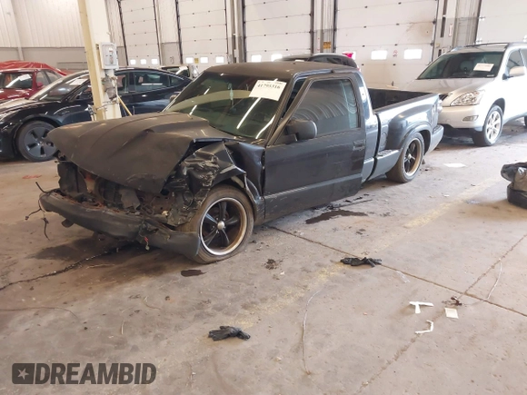 2000 Chevrolet S-10 LS with VIN 1GCCS1955Y8223949, listed as a IAAI auction lot 41795316 with 156,127 mi miles. Bid and sale history available at carsss.com. Image 17.