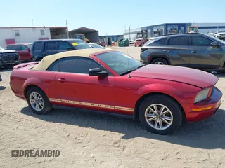 2005 Ford Mustang Deluxe z VIN 1ZVFT84N455183240, wystawiony jako IAAI lot #42142157 z przebiegiem Nie podano mil oraz . Historia ofert i sprzedaży dostępna na DreamBid. Obrazek 13.