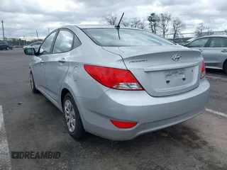 2016 Hyundai Accent SE z VIN KMHCT4AE6GU048168, wystawiony jako IAAI lot #42033430 z przebiegiem 84 189 mil mil oraz . Historia ofert i sprzedaży dostępna na DreamBid. Obrazek 3.