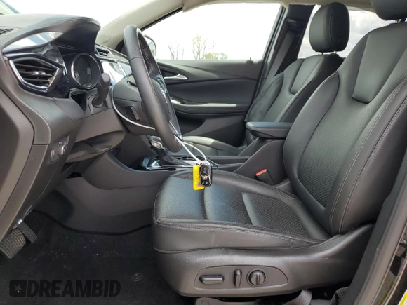 2022 Buick Encore GX Essence z VIN KL4MMGSL5NB000006, wystawiony jako Copart lot #55819465 z przebiegiem 11 849 mil mil oraz Szkoda całkowita • Salvage title. Historia ofert i sprzedaży dostępna na DreamBid. Obrazek 7.
