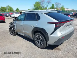 2024 Toyota bZ4X XLE z VIN JTMABACA3RA087070, wystawiony jako IAAI lot #42135035 z przebiegiem 17 498 mil mil oraz . Historia ofert i sprzedaży dostępna na DreamBid. Obrazek 3.