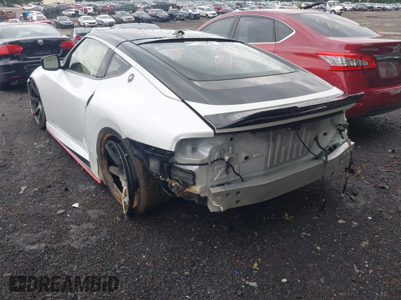 2023 Nissan Z Sport z VIN JN1BZ4AH1PM310285, wystawiony jako IAAI lot #42194303 z przebiegiem 10 957 mil mil oraz . Historia ofert i sprzedaży dostępna na DreamBid. Obrazek 3.