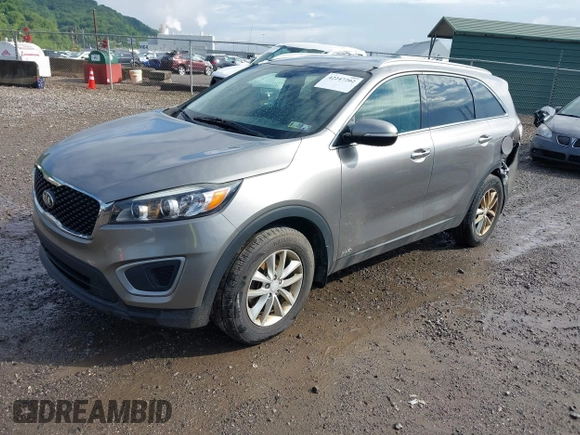 2017 Kia Sorento LX z VIN 5XYPGDA3XHG303917, wystawiony jako IAAI lot #42247202 z przebiegiem 110 279 mil mil oraz . Historia ofert i sprzedaży dostępna na DreamBid. Obrazek 2.