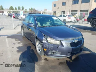 2014 Chevrolet Cruze 1LT z VIN 1G1PC5SB9E7165733, wystawiony jako IAAI lot #41007901 z przebiegiem 59 556 mil mil oraz . Historia ofert i sprzedaży dostępna na DreamBid. Obrazek 1.