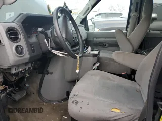 2013 Ford Econoline Passenger XL z VIN 1FBSS3BL7DDA67838, wystawiony jako Copart lot #84627494 z przebiegiem Nie podano mil oraz Szkoda całkowita • Salvage title. Historia ofert i sprzedaży dostępna na DreamBid. Obrazek 7.