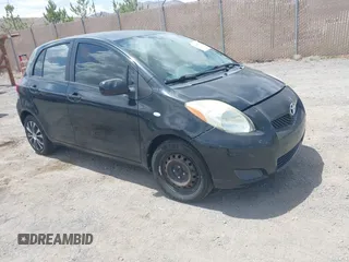 2010 Toyota Yaris z VIN JTDKT4K34A5318142, wystawiony jako IAAI lot #42450843 z przebiegiem 118 416 mil mil oraz . Historia ofert i sprzedaży dostępna na DreamBid. Obrazek 1.