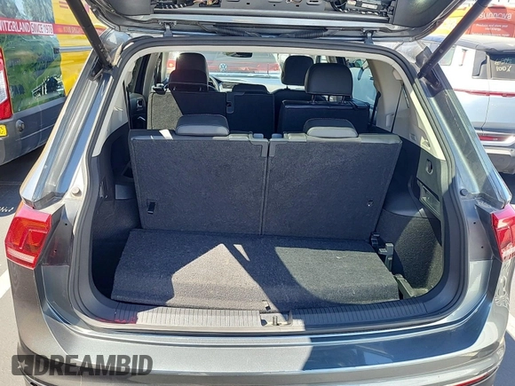 2024 Volkswagen Tiguan SE z VIN 3VV3B7AX7RM106937, wystawiony jako IAAI lot #42845192 z przebiegiem 32 134 mil mil oraz . Historia ofert i sprzedaży dostępna na DreamBid. Obrazek 6.