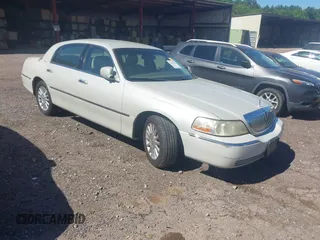 2004 Lincoln Town Car Ultimate z VIN 1LNHM83W64Y687669, wystawiony jako IAAI lot #42219675 z przebiegiem 144 911 mil mil oraz . Historia ofert i sprzedaży dostępna na DreamBid. Obrazek 1.