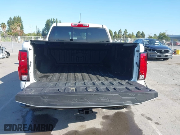 2024 Chevrolet Colorado 4WD Trail Boss z VIN 1GCPTEEK5R1117187, wystawiony jako IAAI lot #42355825 z przebiegiem 10 837 mil mil oraz . Historia ofert i sprzedaży dostępna na DreamBid. Obrazek 16.