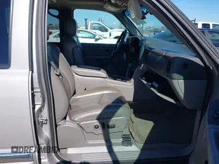 2005 GMC Yukon XL SLT with VIN 1GKFK16Z75J185959, listed as a IAAI auction lot 41679673 with 275,667 mi miles. Bid and sale history available at carsss.com. Image 5.