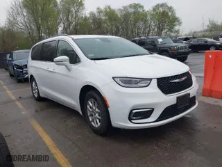 2022 Chrysler Pacifica Touring L with VIN 2C4RC1BG0NR197862, listed as a IAAI auction lot 41956881 with 72,576 mi miles. Bid and sale history available at carsss.com. Image 1.